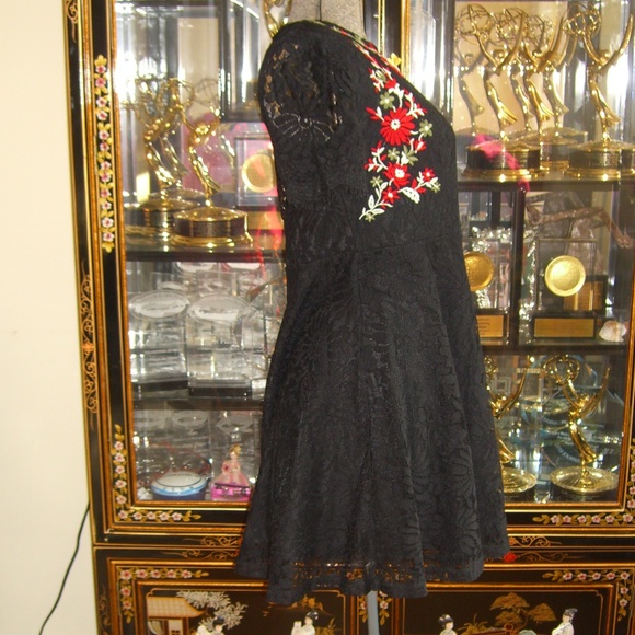 FOREVER 21 FLORAL EMBROIDERED BLACK LACE DRESS M - Picture 3 of 5